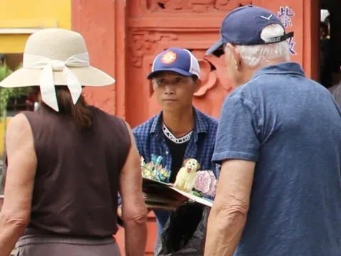 Khách Tây than Hội An quá tải, chèo kéo