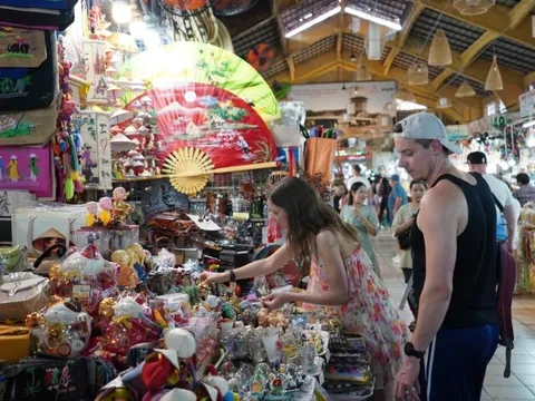 Khách nước ngoài đi chợ Bến Thành 'xem cho biết, ít mua'