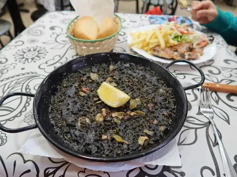 Cơm 'bóng đêm' - món nên thử ở Tây Ban Nha