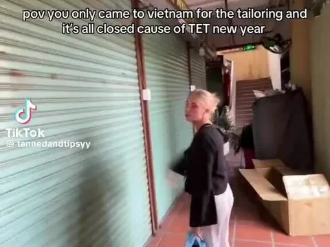 Khách Tây bối rối vì hàng quán đóng cửa nghỉ Tết