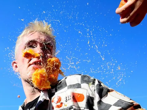 Ném cam trong lễ hội cổ nổi tiếng châu Âu