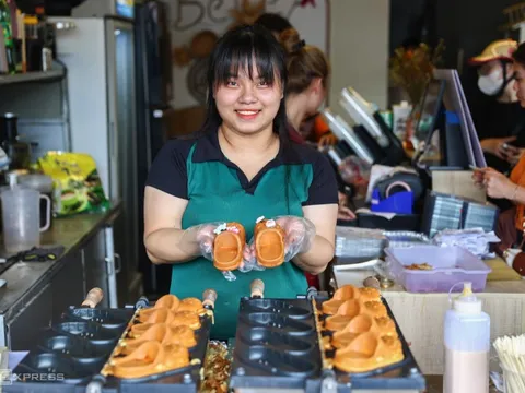 Tiệm bánh dép ngày bán 1.500 chiếc ở TP HCM