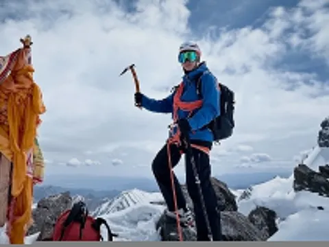 Đổ xô leo núi tuyết Trung Quốc như Vương Nhất Bác