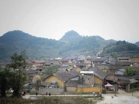Hoa đào nở rực ở thôn Lô Lô Chải