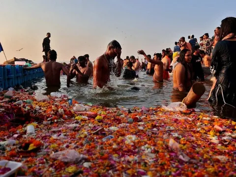 Quần quật dọn 20.000 tấn rác tại lễ hội đông nhất hành tinh