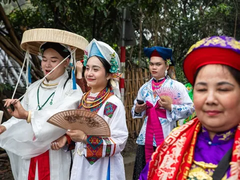 Hàng nghìn người đội mưa xem rước kiệu Thánh Mẫu tại Tuyên Quang