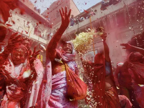 9 điều cần biết về lễ hội ném bột màu lớn nhất Ấn Độ