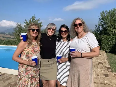 Hội bạn thân rủ nhau đi du lịch tái hiện bức ảnh 35 năm trước