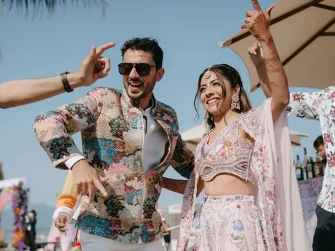 Ai đang 'vung tiền' du lịch ở Đà Nẵng?