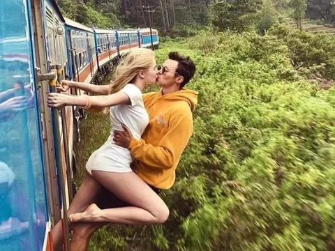 Khách Trung Quốc nguy kịch vì đu người sống ảo trên tàu hỏa Sri Lanka