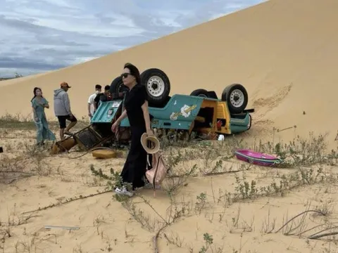 Lật xe Jeep chở khách Hàn Quốc ở Ninh Thuận