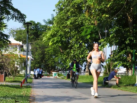 Đường chạy ven sông Hương - đặc sản Huế