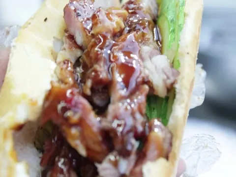 Tiệm bánh mì sườn tảng 30 năm ở TP HCM