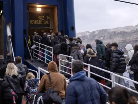 Chuyện gì đang xảy ra ở Santorini?