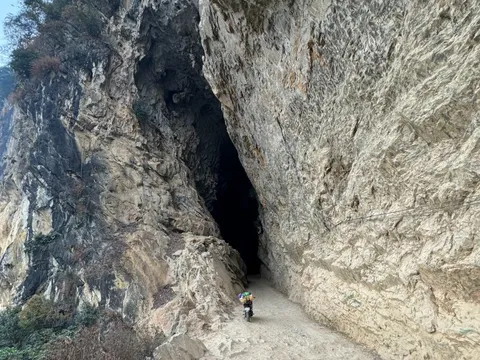 Cung đường xuyên núi 'độc nhất vô nhị' ở Tây Bắc