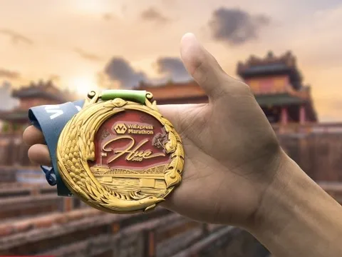Cây ngô đồng trên huy chương VnExpress Marathon Huế 2025