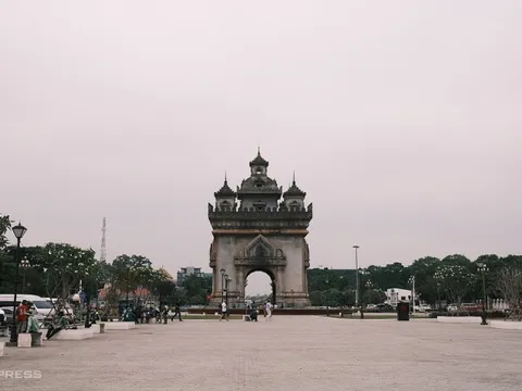 Khải Hoàn Môn phiên bản Lào