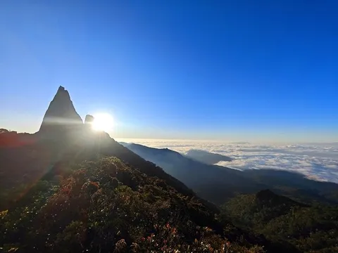 Xuyên đêm leo núi đón bình minh trên hòn Vọng Phu