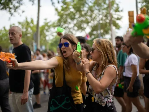 Barcelona có gì sau màn bắn súng nước vào du khách?
