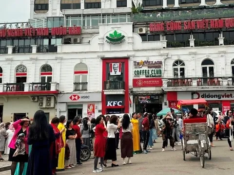 Bờ hồ Hoàn Kiếm 'ngộp thở' vì du khách chia tay Hàm cá mập