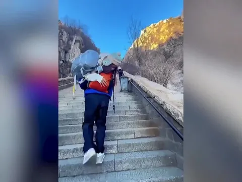 Kiếm hơn 40.000 USD mỗi năm nhờ cõng khách leo núi