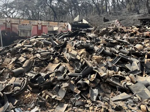 Cảnh đổ nát tại đền thờ 80 năm tuổi sau thảm họa cháy rừng ở Hàn Quốc