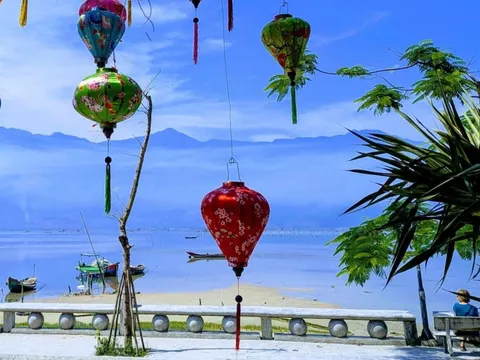 Báo ngoại vinh danh cảnh đèn lồng trên đầm Lập An (Huế)