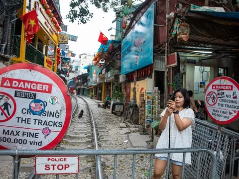 Gỡ cảnh hết đóng lại mở phố cà phê đường tàu