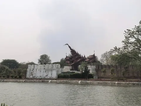 Khoảnh khắc các công trình biểu tượng ở Myanmar đổ sập vì động đất