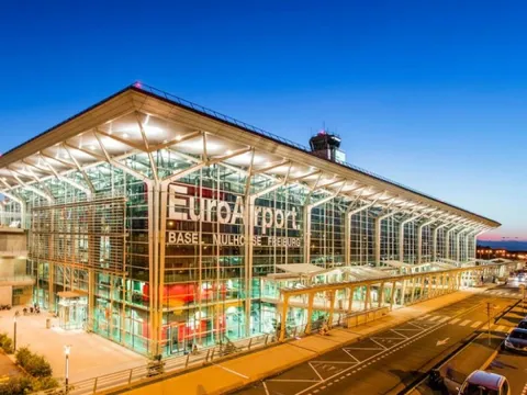 Sân bay cho phép du khách hạ cánh xuống ba nước cùng lúc