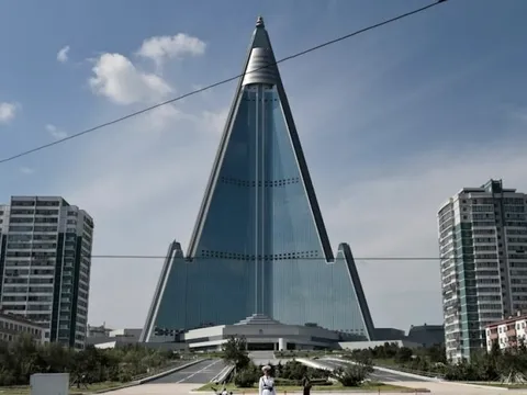 'Khách sạn tận thế' bỏ hoang gần 40 năm ở Triều Tiên