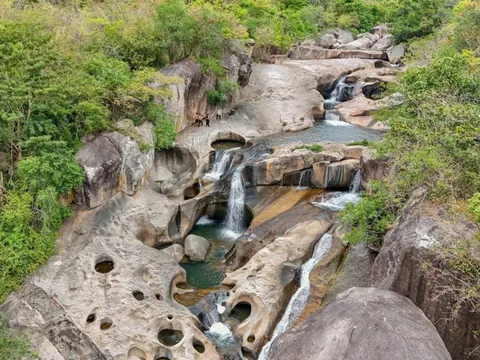 'Hồ vô cực' giữa suối ở Ninh Thuận hút khách