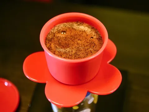 Chiếc phin nhựa đưa người trẻ về với cà phê truyền thống