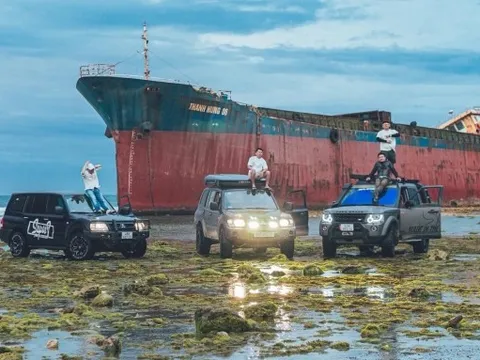 Nhóm du khách lái xe 'cày nát' bãi rêu ở Ninh Thuận gây bức xúc