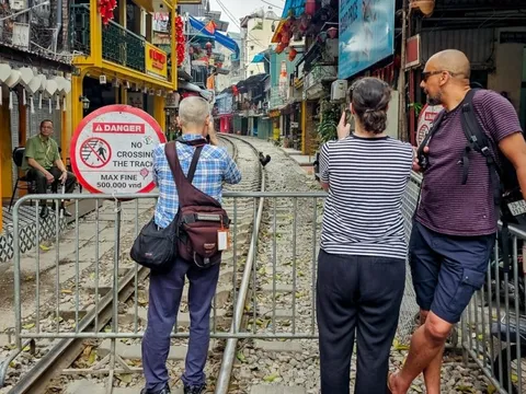 Hà Nội áp dụng 'Vành đai an toàn đường sắt' trên phố cà phê đường tàu