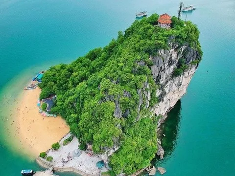 Sắp hết cảnh cả vịnh Hạ Long chỉ có 1 bãi tắm