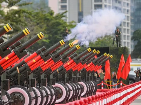 Du khách thích thú xem dàn đại bác khai hoả trên bến Bạch Đằng