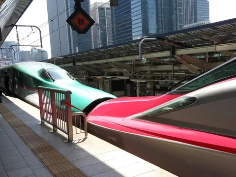 Cảnh tàu hỏa 'hôn nhau' gây sốt ở Nhật Bản