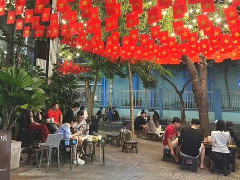 Những quán cà phê trang trí cờ đỏ sao vàng hút khách dịp 30/4
