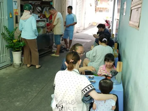 Quán bún mắm núp hẻm giá 130.000 đồng một tô