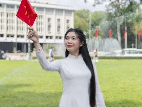 Bay từ Hà Nội vào TP.HCM chụp ảnh mừng ngày 30/4