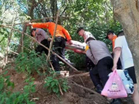 Khách Nga bị sóng cuốn ngã khi chụp ảnh selfie ở Bali