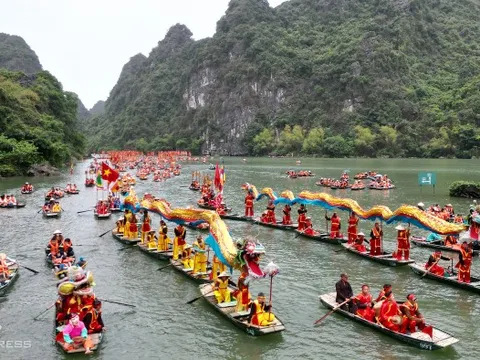Hàng chục nghìn du khách dự khai hội Tràng An