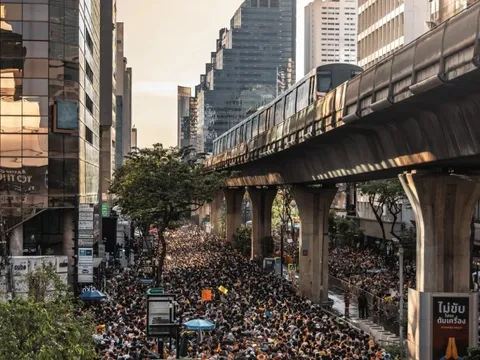 Cảnh Bangkok 'vỡ trận' lễ Songkran