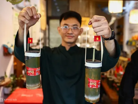 Khách xếp hàng mua cà phê ống tre trang trí lá cờ