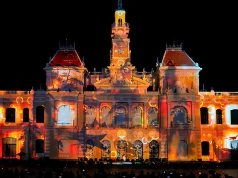 Người dân, du khách ấn tượng với 'bữa tiệc' ánh sáng tại TP HCM