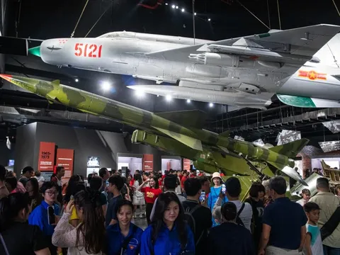 Xếp hàng dài cả trăm mét để mua vé tham quan Bảo tàng Lịch sử Quân sự