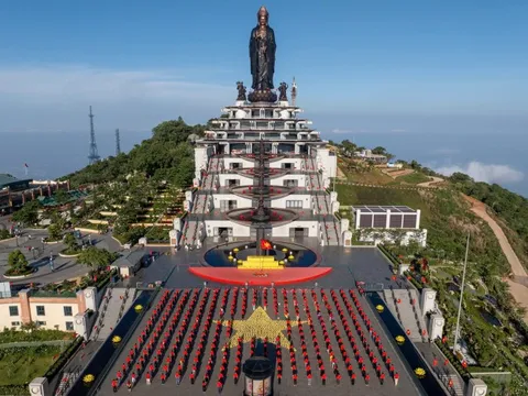 Cảnh cờ đỏ sao vàng trên đỉnh Bà Đen gây sốt