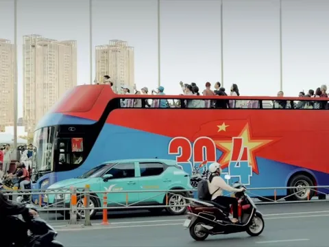 Khách Tây choáng ngợp trước cảnh TP HCM đông vui cận lễ 30/4