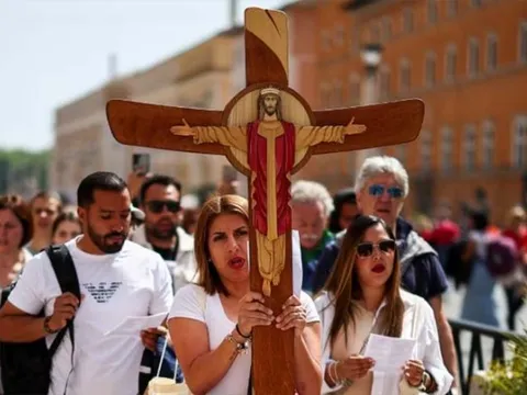 Du khách 'buồn và sốc' khi biết Giáo hoàng qua đời